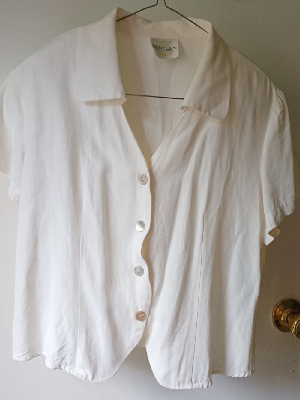 Vintage TR Bentley Petite blouse Cream with mother-of-pearl buttons Short-sleeve